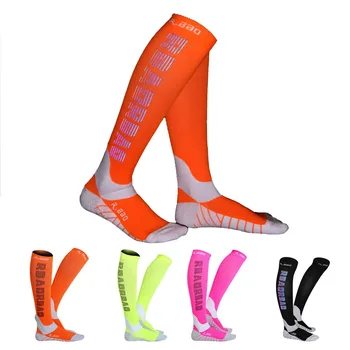 1 чифт професионални маратонски маратонски чорапи дълги отразяващи компресионни чорапи спортни защитни за мъже жени нощно бягане
