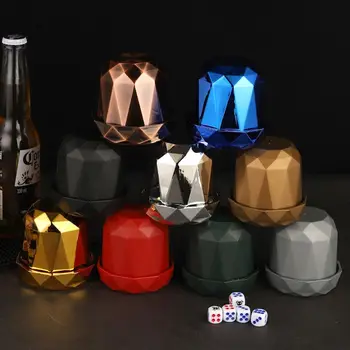 1Pcs Удобна ръка чувство зарове чаша пластмасови silient ням кубчета игра доставки фланела облицовка стабилен зарове контейнер