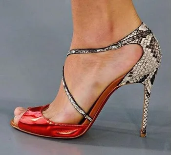 2019 Лятна марка жена червена лачена кожа змия кожа Python пачуърк катарама каишка Peep Toe тънки токчета парти висок ток сандали