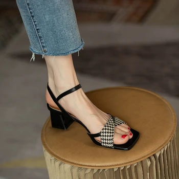 2023 Горещи продажба лятото висок ток дамски сандали мода марка дизайн квадратни пръсти тънка каишка карирана кръст маншет официални обувки