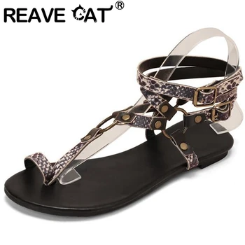 REAVE CAT Дамски сандали Open Toe Flats Катарама орнаменти глезена презрамки Рим стил случайни голям размер 36-43 черен кафяв лято S3369