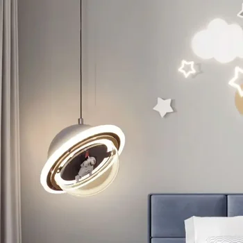 Декоративен дизайн Led лампа карикатура творчески повдигащи астронавт полилеи сателитна ракета за спалня детска стая осветление