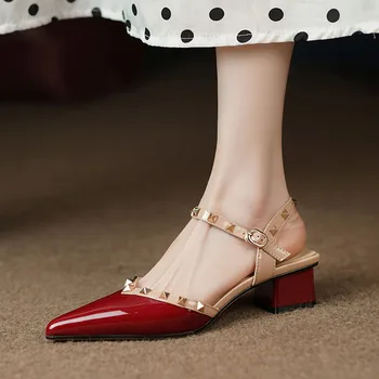 Нови дамски нитове сандали лачени обувки за жена средни токчета глезена каишка обувки 2023 летни заострени пръсти дамски обувки 1412N